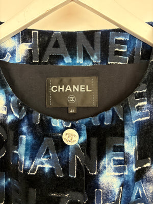 *HOT* Chanel 21C Short Sleeve Jacket in Blue Logo Velvet with White Enamel 
Crystal CC Button Detail Size FR 42 (UK 14)